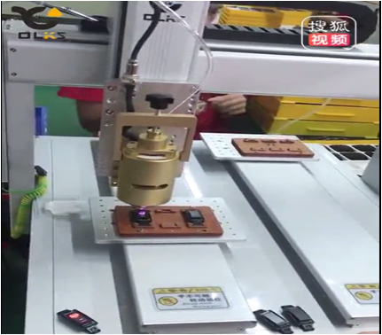 深圳9.1成人免费看片机客户案例 智能手环热熔胶9.1成人免费看片机